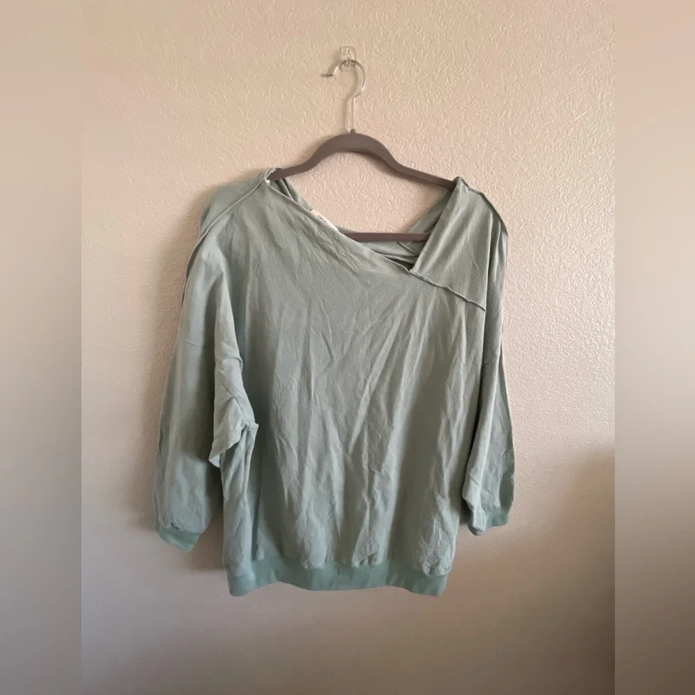 Umgee asymmetrical top
